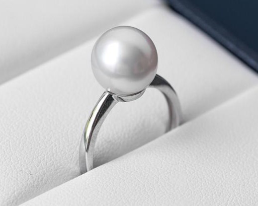 ルミナ 10～11mm 天然南洋ホワイトソルトウォーターパールリング（18Kゴールド）。厚みのあるデザインが、鮮やかな輝きを放ち 35,880円