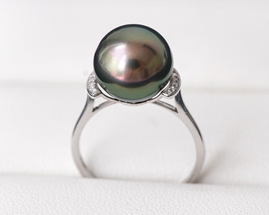 鮮やかなピーコックグリーンの色合いが特徴の、18Kゴールド製ルミナ11-12mm天然タヒチ黒蝶真珠リング。シンプルでエレガントな