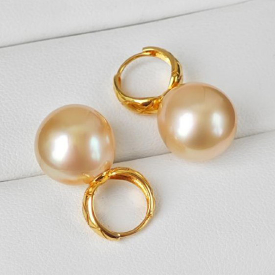 ルミナ11-13mm天然南洋ゴールドビーズイヤリング。18Kゴールドのイヤリングクリップ付き。自然な色合いで、加工を施さず、高貴