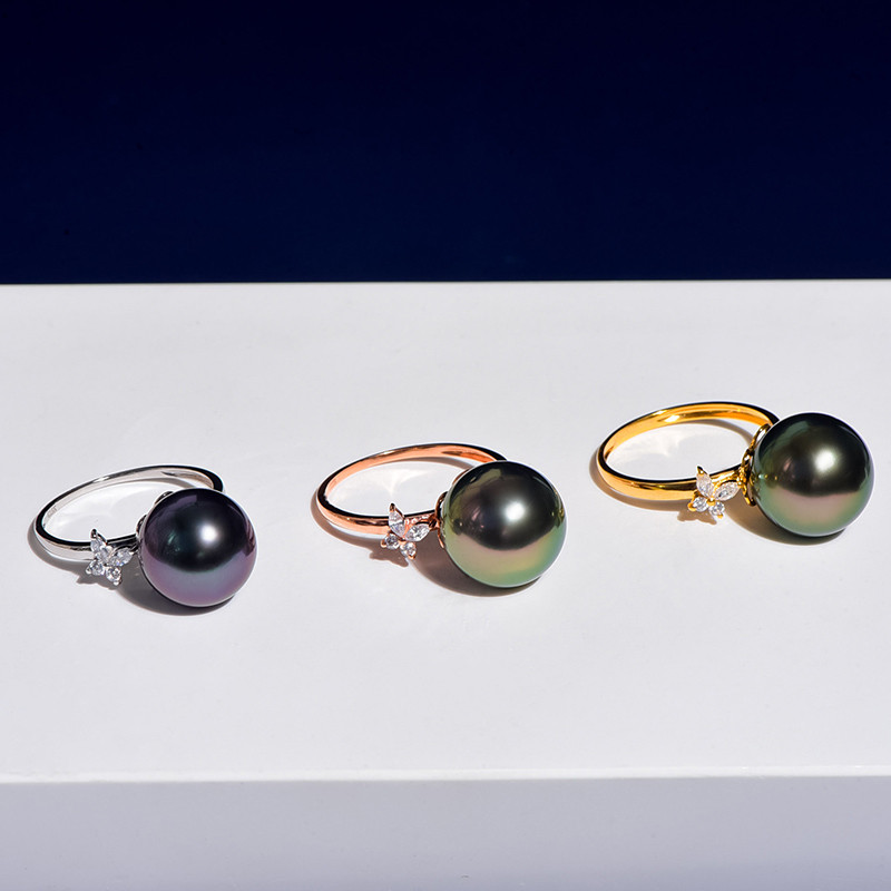 ルミナ 12-13mm 天然タヒチ黒蝶真珠リング。18Kゴールド製。完璧なラウンドシェイプと明るく上品な光沢が魅力。彼女へのプレ