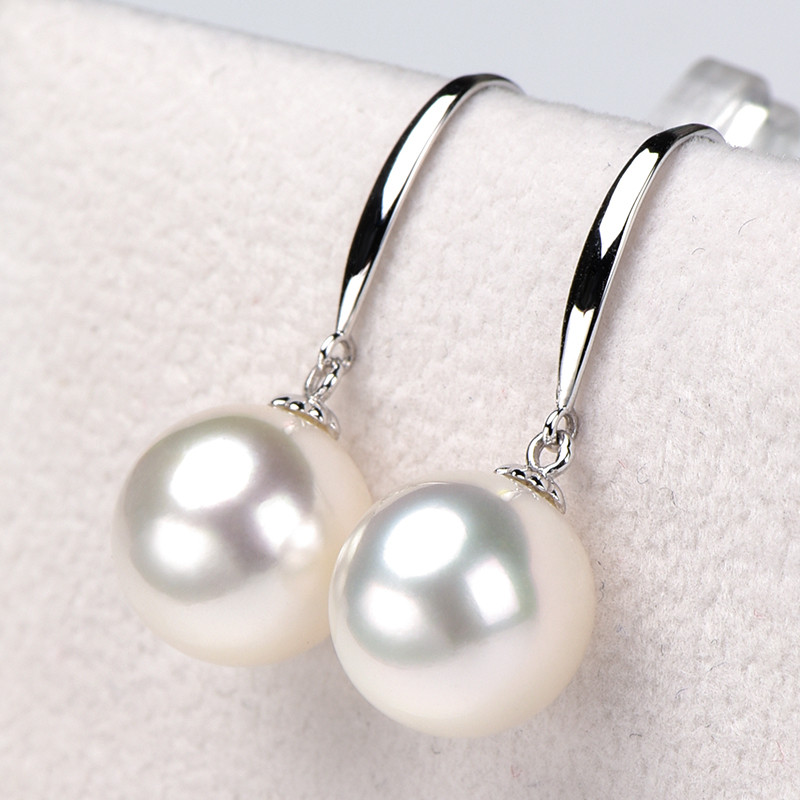 ルミナ9～13mm天然ホワイト海水真珠イヤリング（18Kゴールド）。シンプルなフックデザインは、丸みを帯びた輝きとスタイリッシュ