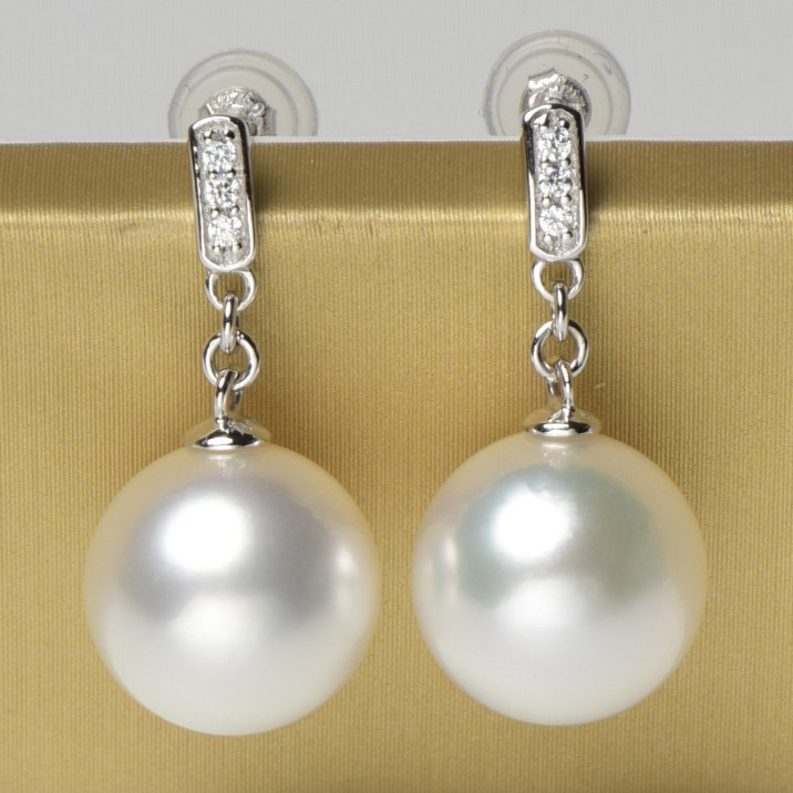 ルミナ9～13mm天然南洋白蝶真珠イヤリング。18Kゴールド製。ラウンド型で輝き、エレガントで高貴な、洗練されたジュエリーです。