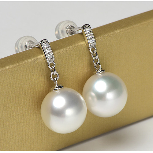 ルミナ9～13mm天然南洋白蝶真珠イヤリング。18Kゴールド製。ラウンド型