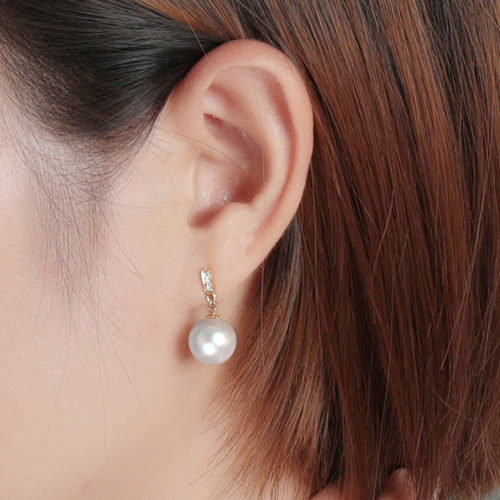 ルミナ9～13mm天然南洋白蝶真珠イヤリング。18Kゴールド製。ラウンド型