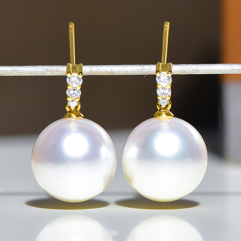 ルミナ9～13mm天然南洋白蝶真珠イヤリング（18Kゴールド）。明るく上品な輝きを放つ、極上のイヤリング。彼女へのプレゼントに最