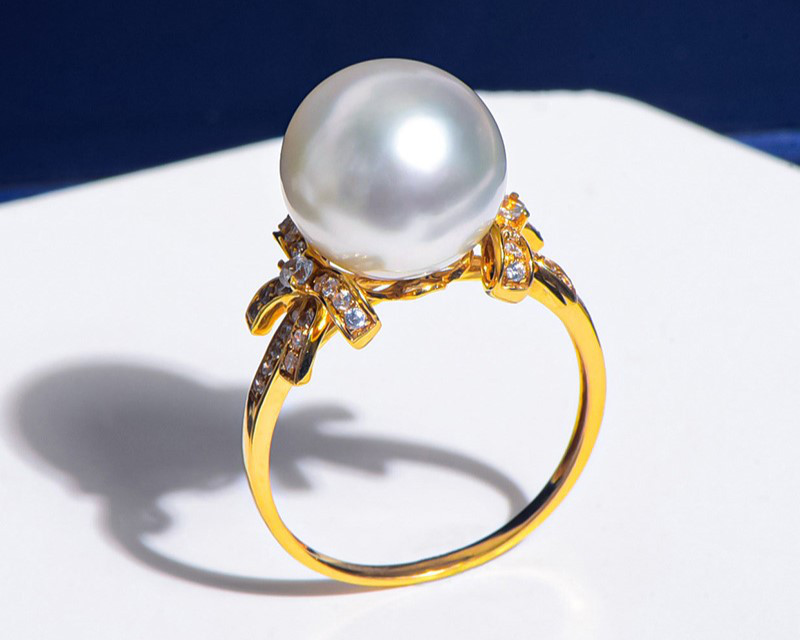 ルミナ 10～12mm 天然南洋ホワイトソルトウォーターパールリング。18Kゴールド製。リボンデザイン。完璧なラウンドシェイプと