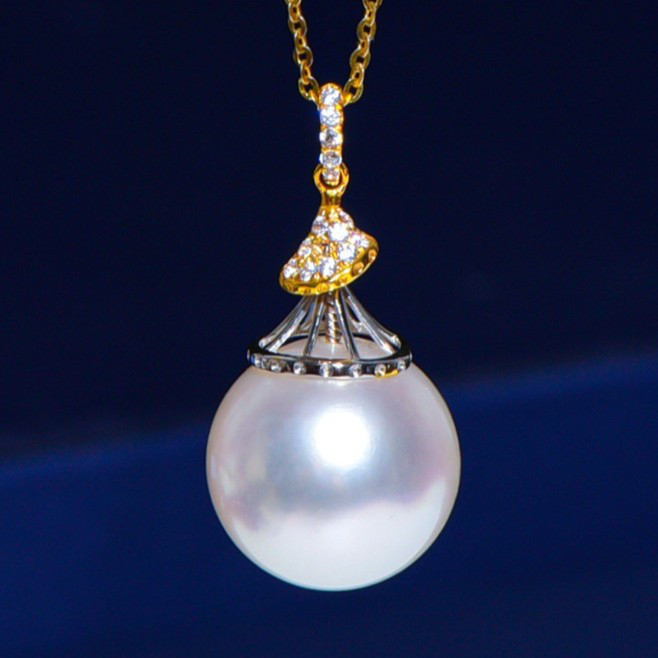 ルミナ11～14mm天然南洋白蝶真珠ペンダント（18Kゴールドネックレス付き）完璧な丸みと輝きを持つこの一粒真珠は、スタイリッシ