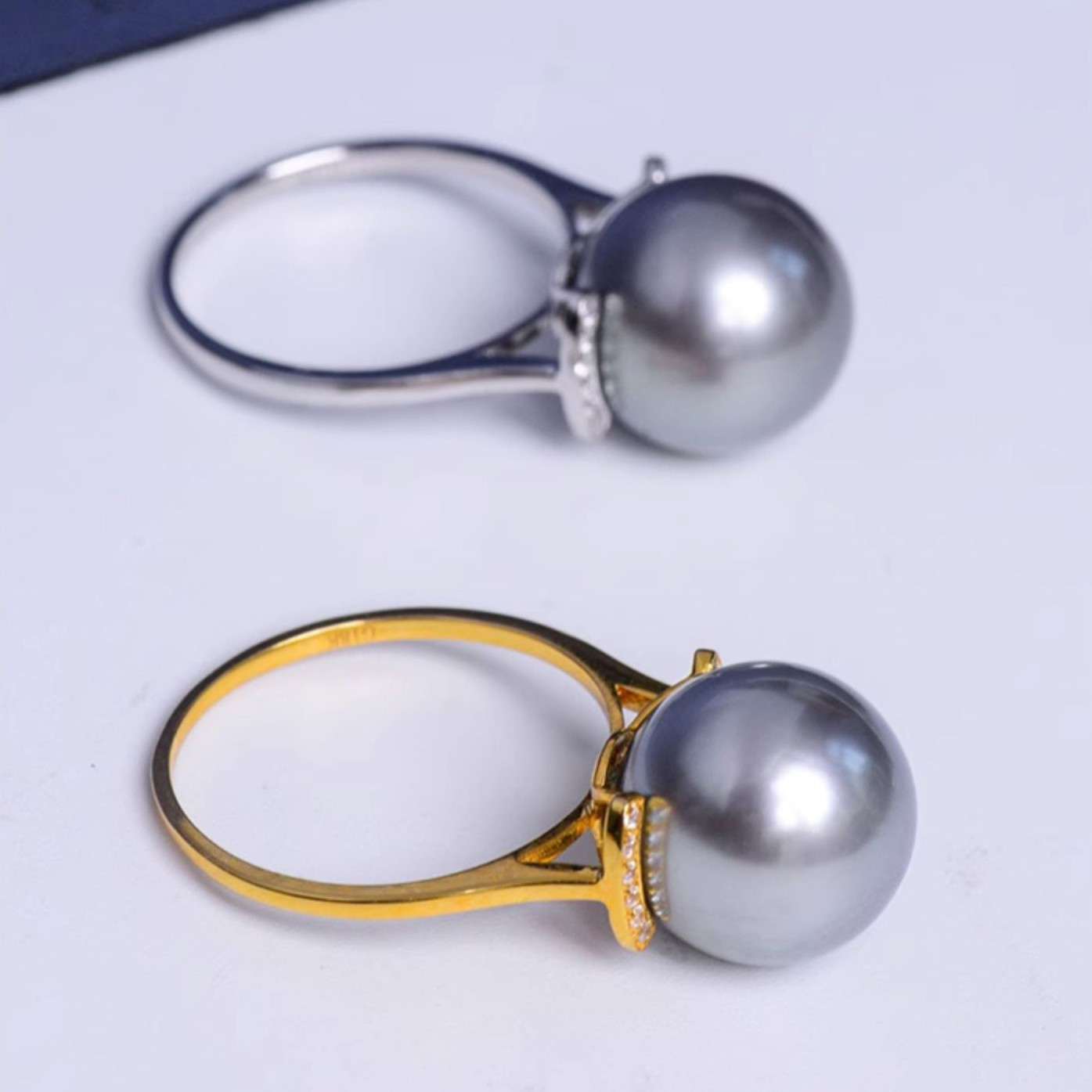 ルミナ 12-13mm タヒチ産ブラックパールリング（18Kゴールド、ダイヤモンド付き）プラチナグレーの鮮やかな色合いが、スタイ