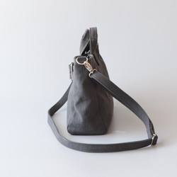 バックルミニトート＊コンパクトなサイズ感＊2way仕様（チャコール） 4枚目の画像