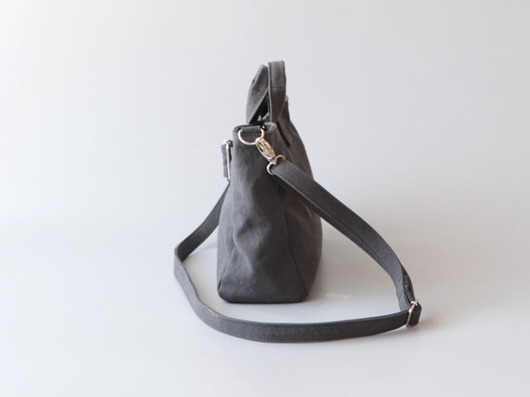 バックルミニトート＊コンパクトなサイズ感＊2way仕様（チャコール） 4枚目の画像