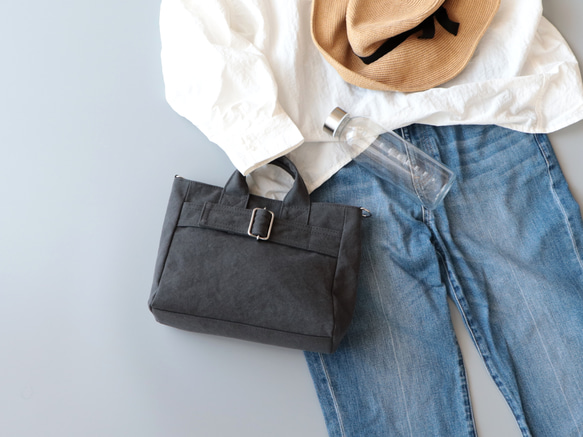 バックルミニトート＊コンパクトなサイズ感＊2way仕様（チャコール） 2枚目の画像