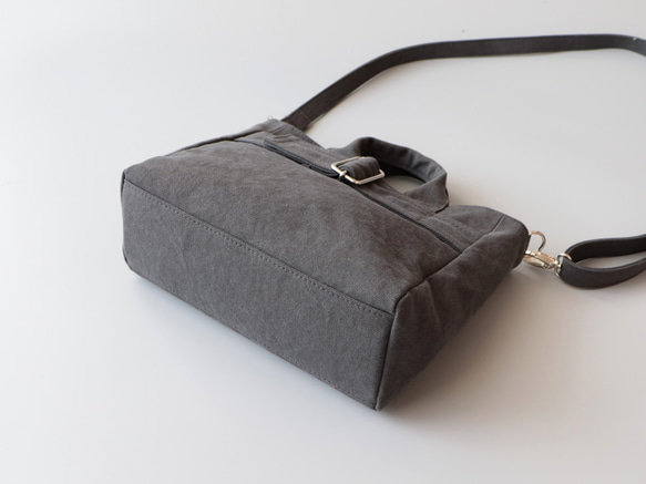 バックルミニトート＊コンパクトなサイズ感＊2way仕様（チャコール） 6枚目の画像