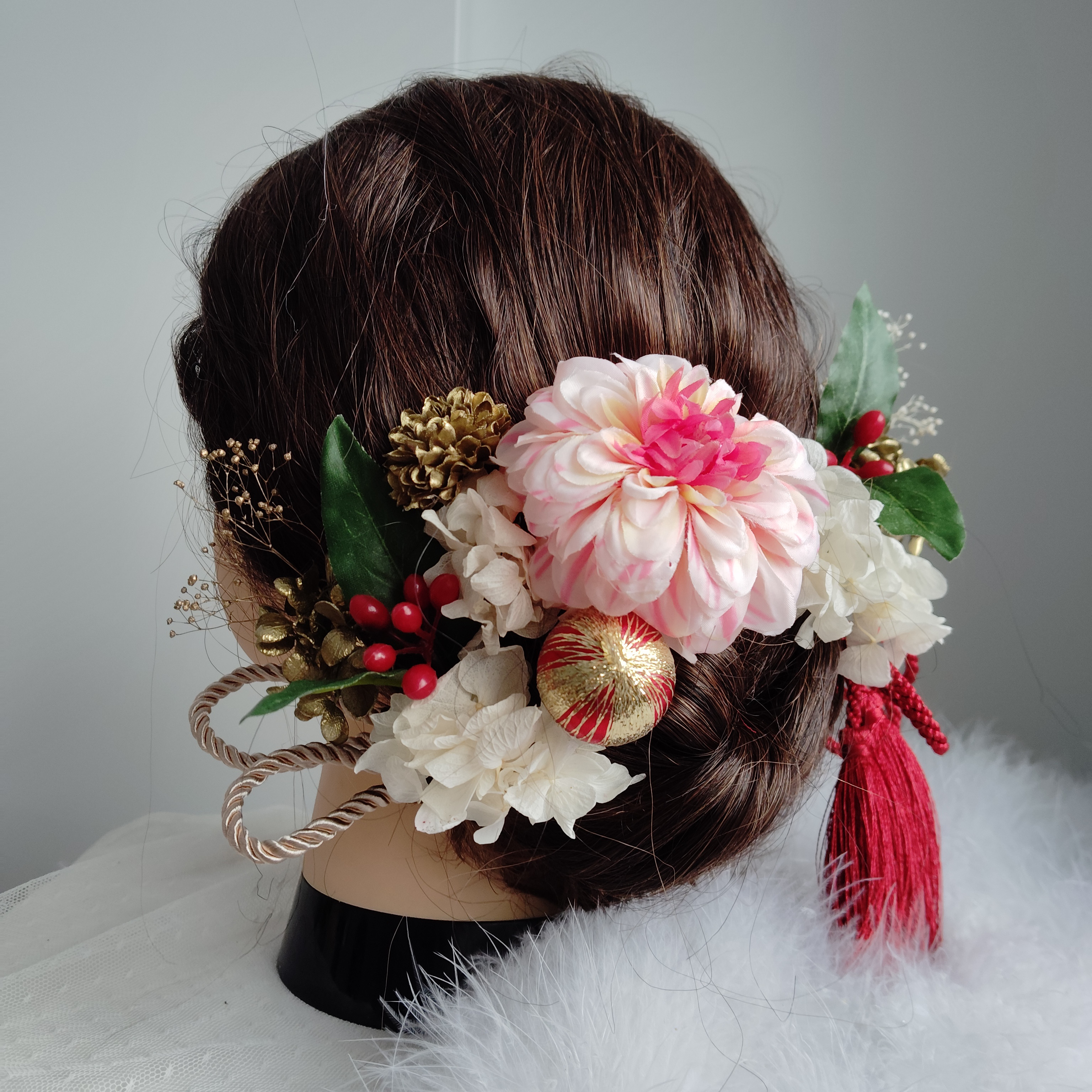 結春＿＿南天の実と鞠玉の髪飾り　牡丹　ぼたん　卒業式　成人式 　結婚式　髪飾り 　白無垢　色打掛　振袖　着物　袴　和装