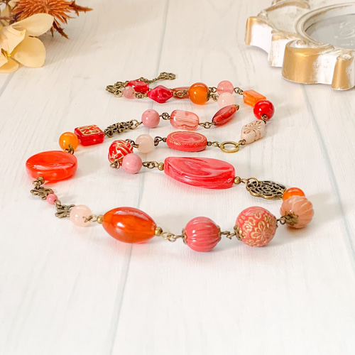 赤いビーズ ネックレス 花の留め具どんな色とも相性抜群 赤いビーズ ネックレス 花の留め具どんな色とも相性抜群 赤いビーズ