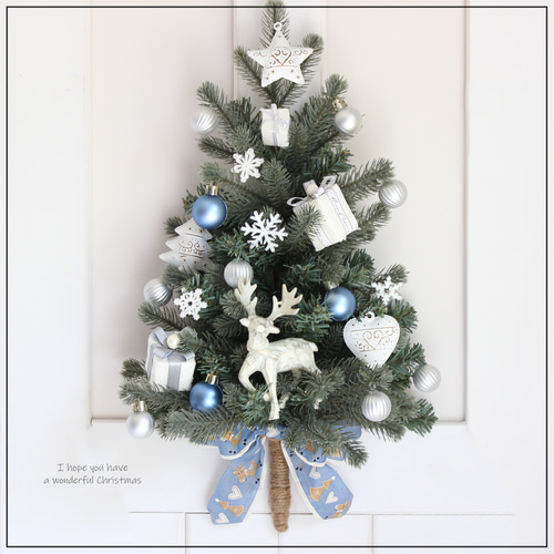 壁掛けクリスマスツリー ブルーオーナメントで楽しむ冬のインテリア