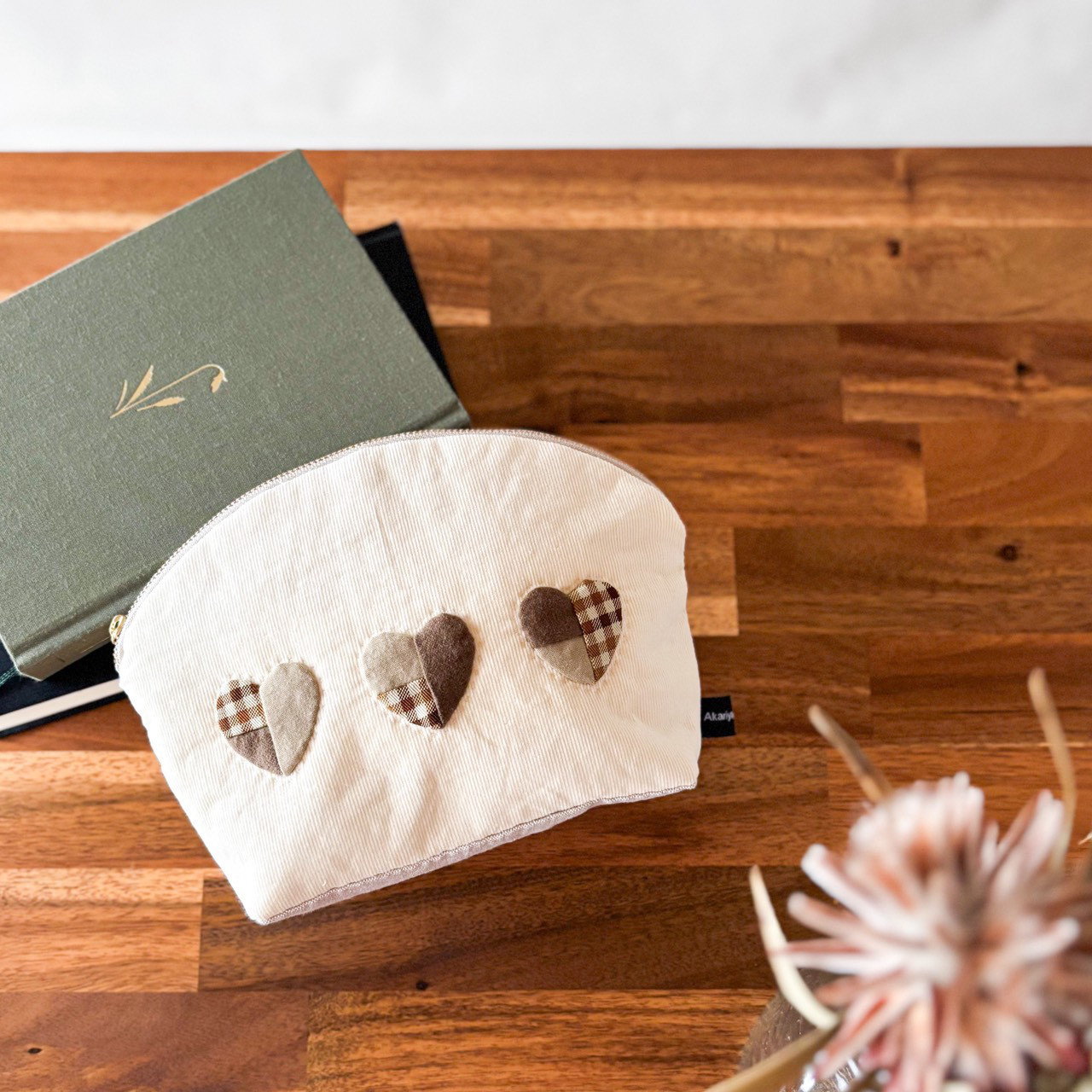 〔たっぷりマチで大きめ〕こっくりハートのポーチ【M】
