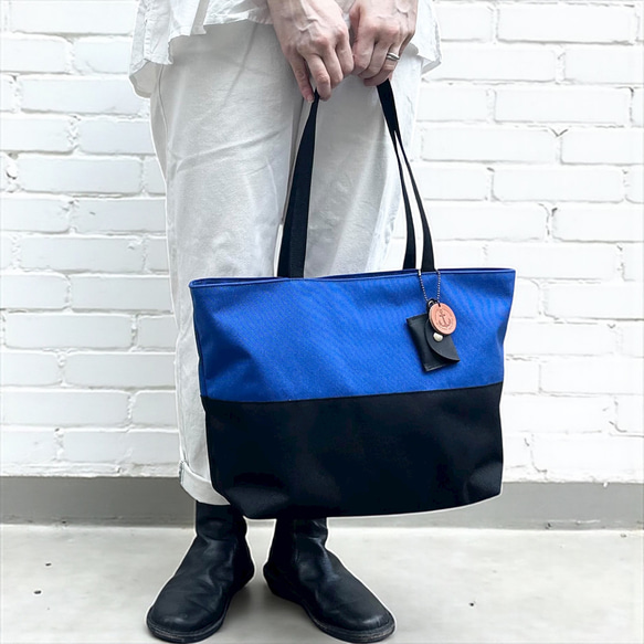 A4対応で通勤にも使いやすいシンプルトートバッグ　halb：ブルー×ブラック（コーデュラナイロン　撥水加工ナイロン素材） 1枚目の画像