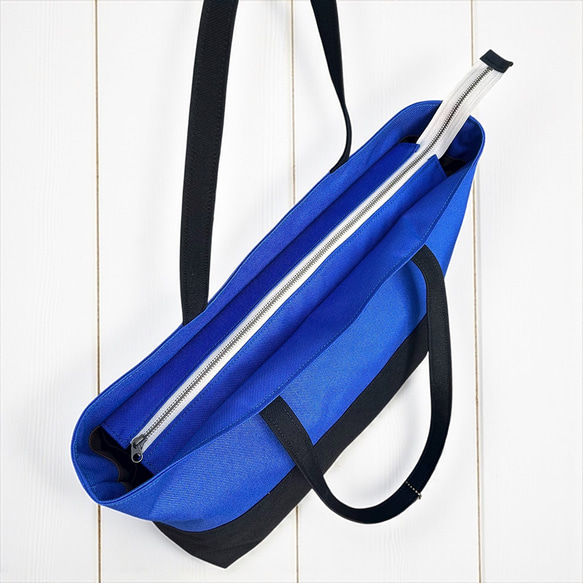 A4対応で通勤にも使いやすいシンプルトートバッグ　halb：ブルー×ブラック（コーデュラナイロン　撥水加工ナイロン素材） 7枚目の画像