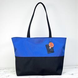 A4対応で通勤にも使いやすいシンプルトートバッグ　halb：ブルー×ブラック（コーデュラナイロン　撥水加工ナイロン素材） 4枚目の画像