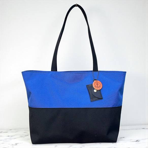A4対応で通勤にも使いやすいシンプルトートバッグ　halb：ブルー×ブラック（コーデュラナイロン　撥水加工ナイロン素材） 4枚目の画像