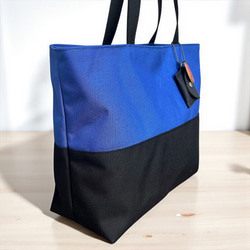 A4対応で通勤にも使いやすいシンプルトートバッグ　halb：ブルー×ブラック（コーデュラナイロン　撥水加工ナイロン素材） 5枚目の画像