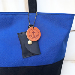 A4対応で通勤にも使いやすいシンプルトートバッグ　halb：ブルー×ブラック（コーデュラナイロン　撥水加工ナイロン素材） 6枚目の画像