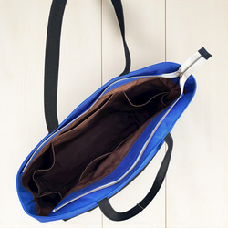 A4対応で通勤にも使いやすいシンプルトートバッグ　halb：ブルー×ブラック（コーデュラナイロン　撥水加工ナイロン素材） 8枚目の画像