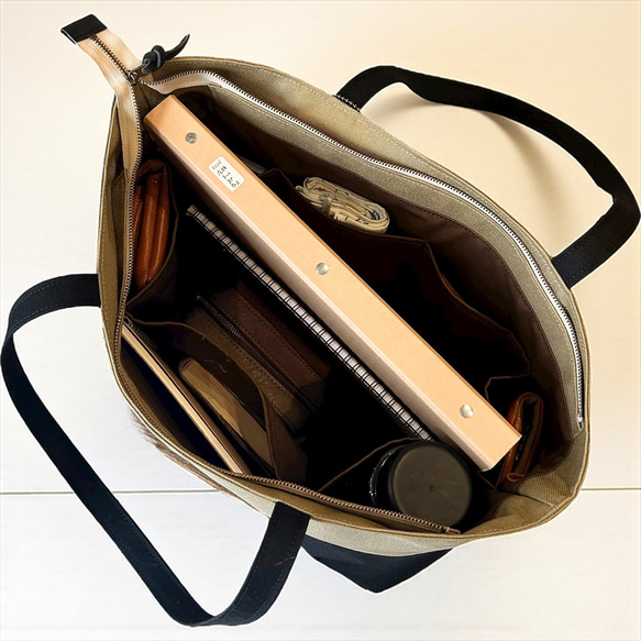 A4対応で通勤にも使いやすいシンプルトートバッグ　halb：カーキ×ブラック（コーデュラナイロン　撥水加工ナイロン素材） 10枚目の画像