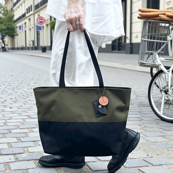 A4対応で通勤にも使いやすいシンプルトートバッグ　halb：カーキ×ブラック（コーデュラナイロン　撥水加工ナイロン素材） 2枚目の画像