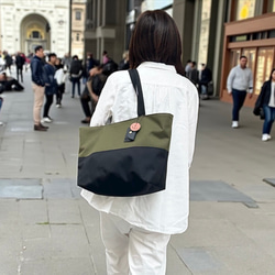 A4対応で通勤にも使いやすいシンプルトートバッグ　halb：カーキ×ブラック（コーデュラナイロン　撥水加工ナイロン素材） 3枚目の画像