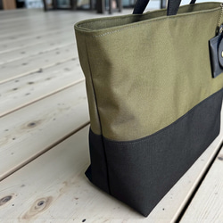 A4対応で通勤にも使いやすいシンプルトートバッグ　halb：カーキ×ブラック（コーデュラナイロン　撥水加工ナイロン素材） 5枚目の画像