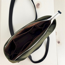 A4対応で通勤にも使いやすいシンプルトートバッグ　halb：カーキ×ブラック（コーデュラナイロン　撥水加工ナイロン素材） 8枚目の画像