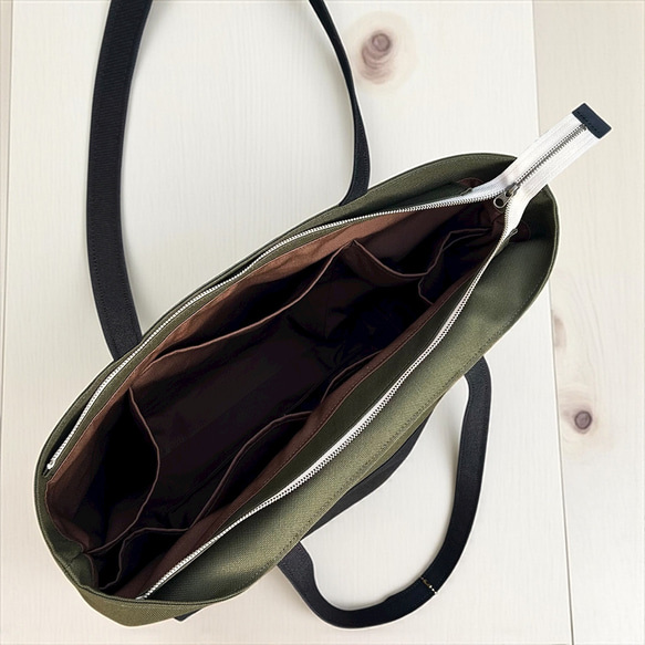 A4対応で通勤にも使いやすいシンプルトートバッグ　halb：カーキ×ブラック（コーデュラナイロン　撥水加工ナイロン素材） 8枚目の画像