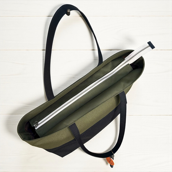 A4対応で通勤にも使いやすいシンプルトートバッグ　halb：カーキ×ブラック（コーデュラナイロン　撥水加工ナイロン素材） 7枚目の画像