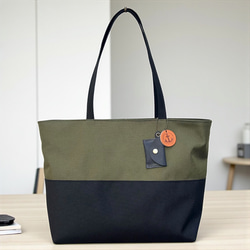 A4対応で通勤にも使いやすいシンプルトートバッグ　halb：カーキ×ブラック（コーデュラナイロン　撥水加工ナイロン素材） 4枚目の画像