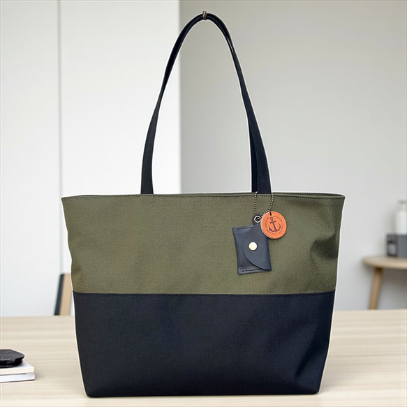 A4対応で通勤にも使いやすいシンプルトートバッグ　halb：カーキ×ブラック（コーデュラナイロン　撥水加工ナイロン素材） 4枚目の画像