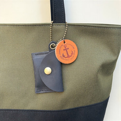 A4対応で通勤にも使いやすいシンプルトートバッグ　halb：カーキ×ブラック（コーデュラナイロン　撥水加工ナイロン素材） 6枚目の画像