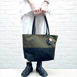 A4対応で通勤にも使いやすいシンプルトートバッグ　halb：カーキ×ブラック（コーデュラナイロン　撥水加工ナイロン素材） 1枚目の画像