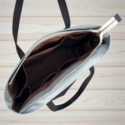 A4対応で通勤にも使いやすいシンプルトートバッグ　halb：グレー×ブラック（コーデュラナイロン　撥水加工ナイロン素材） 8枚目の画像