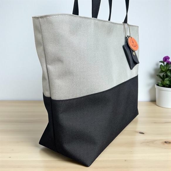 A4対応で通勤にも使いやすいシンプルトートバッグ　halb：グレー×ブラック（コーデュラナイロン　撥水加工ナイロン素材） 7枚目の画像