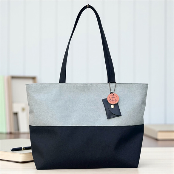 A4対応で通勤にも使いやすいシンプルトートバッグ　halb：グレー×ブラック（コーデュラナイロン　撥水加工ナイロン素材） 4枚目の画像