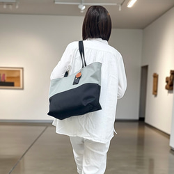 A4対応で通勤にも使いやすいシンプルトートバッグ　halb：グレー×ブラック（コーデュラナイロン　撥水加工ナイロン素材） 3枚目の画像