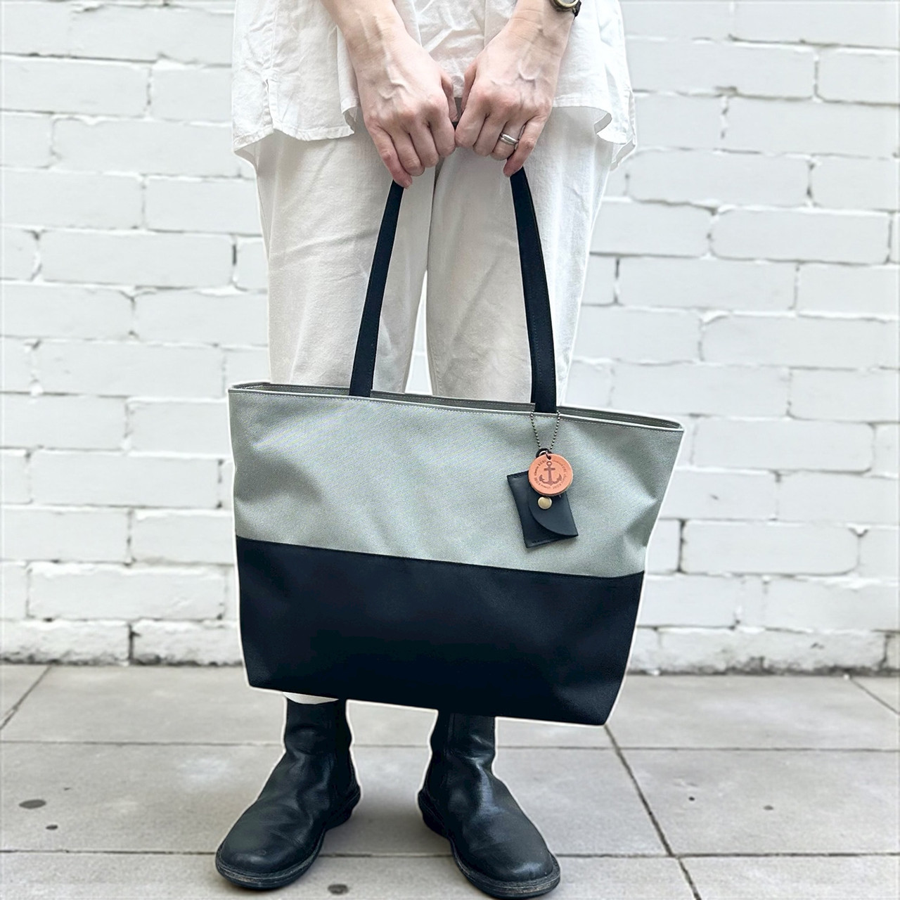 A4対応で通勤にも使いやすいシンプルトートバッグ　halb：グレー×ブラック（コーデュラナイロン　撥水加工ナイロン素材）