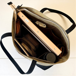 A4対応で通勤にも使いやすいシンプルトートバッグ　halb：グレー×ブラック（コーデュラナイロン　撥水加工ナイロン素材） 11枚目の画像