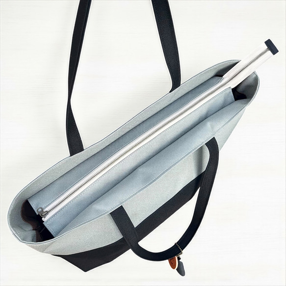 A4対応で通勤にも使いやすいシンプルトートバッグ　halb：グレー×ブラック（コーデュラナイロン　撥水加工ナイロン素材） 6枚目の画像