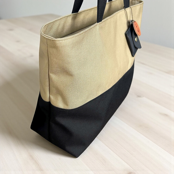 A4対応で通勤にも使いやすいシンプルトートバッグ　halb ベージュ×ブラック（コーデュラナイロン　撥水加工ナイロン） 6枚目の画像
