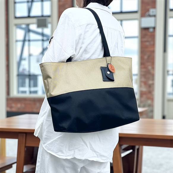 A4対応で通勤にも使いやすいシンプルトートバッグ　halb ベージュ×ブラック（コーデュラナイロン　撥水加工ナイロン） 3枚目の画像