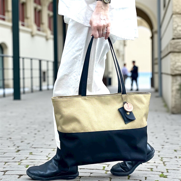 A4対応で通勤にも使いやすいシンプルトートバッグ　halb ベージュ×ブラック（コーデュラナイロン　撥水加工ナイロン） 2枚目の画像