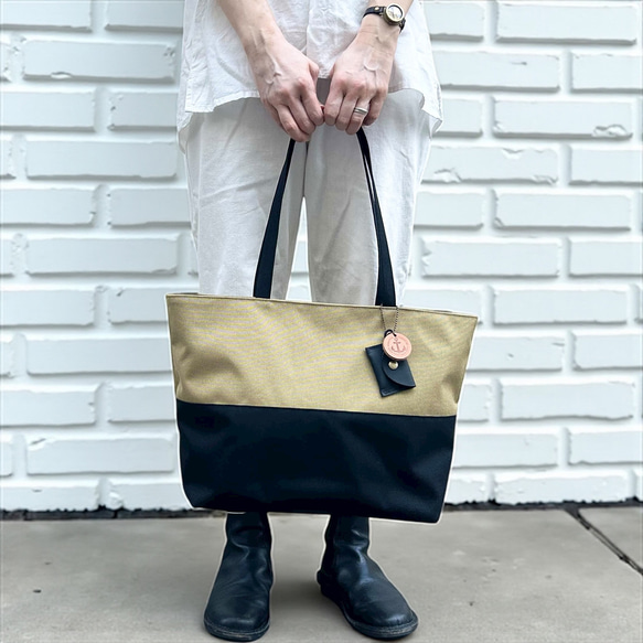 A4対応で通勤にも使いやすいシンプルトートバッグ　halb ベージュ×ブラック（コーデュラナイロン　撥水加工ナイロン） 1枚目の画像