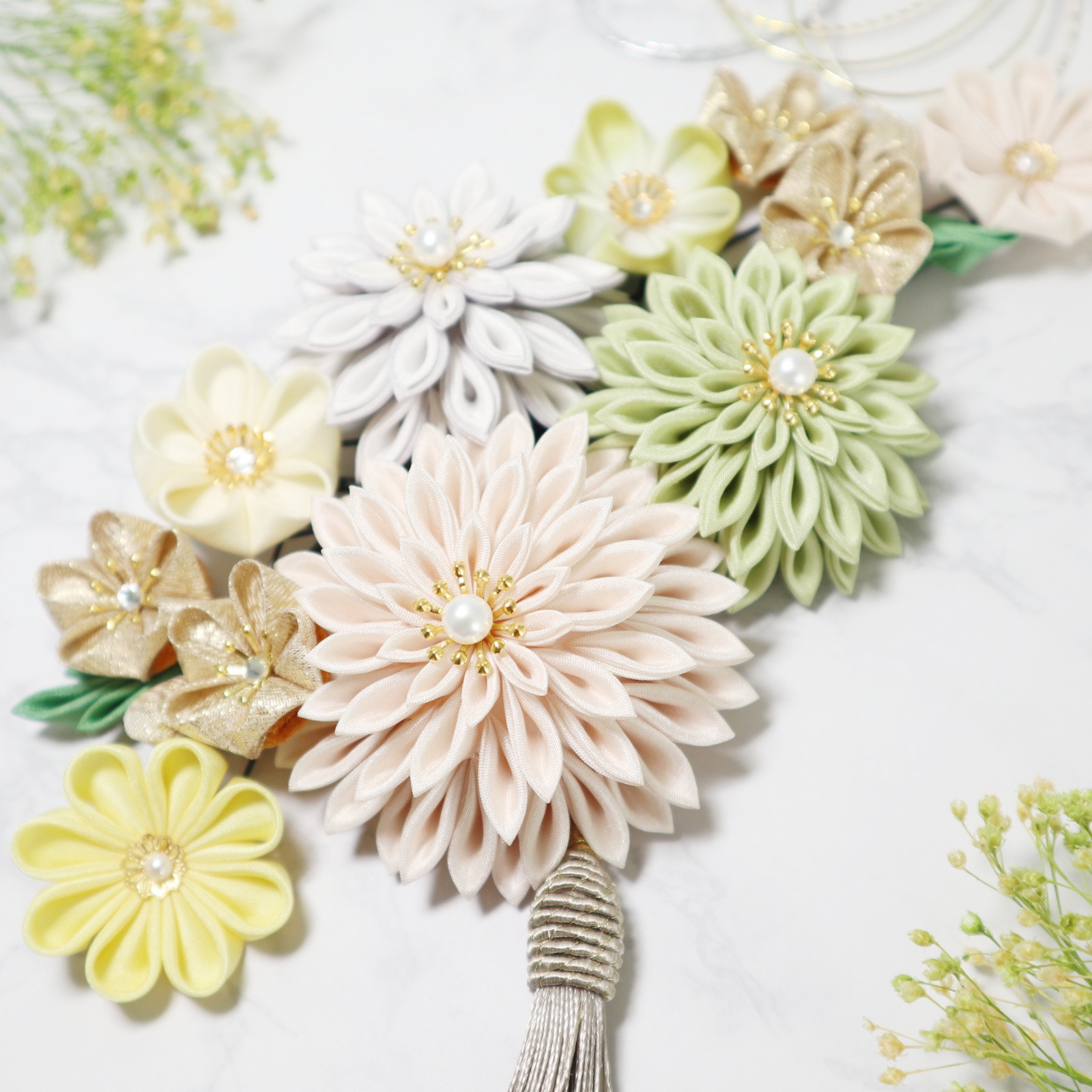 つまみ細工髪飾り　絹３つのダリアと小花のセット　アイボリー、若菜、パールグレー　成人式　七五三　卒業式